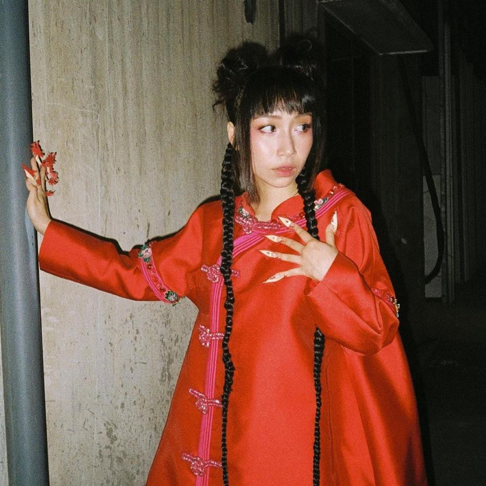 Sự nổi loạn, cá tính của con gái Mỹ Linh còn thể hiện trong từng món phụ kiện, cách mix&amp;match và kiểu tóc... chỉ cô mới dám diện.