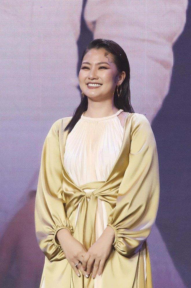 Mẹ 1 con lộ thân hình phát tướng qua những góc mặt mũm mĩm và dáng người đầy đặn khi lên sân khấu nhận giải.