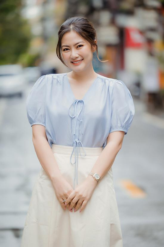 Gương mặt của Ngọc Lan sau khi lên 10kg nhìn có phần khác lạ vì phá nét với mũi to, cằm tròn trịa. Bù lại trông cô vẫn vô cùng rạng rỡ.