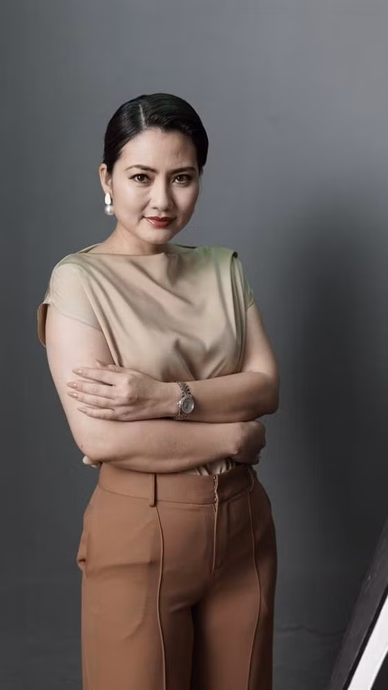 Mới đây, nữ diễn viên 8X đã thực hiện bộ ảnh mới "nét căng" khoe nhan sắc tươi tắn. Diện áo xanh dương với chân váy màu kem đơn giản, netizen được phen ngắm nhìn cận cảnh gương mặt mũm mĩm và thân hình tăng cân trông thấy của bà mẹ 1 con.