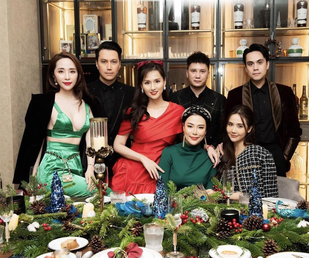 Là một trong số ít người đẹp Việt thừa nhận nâng ngực lại sẵn có vóc dáng, Quỳnh Nga không ngại khoe ra điểm vàng của cơ thể. Người đẹp diện bộ đồ màu xanh lá đậm chất Noel, điểm nhấn là chiếc áo bra top xẻ ngực sâu hoắm phô diễn "bộ loa" căng đầy. Tuy nhiên, sẽ không có gì đáng nói nếu khoảnh khắc đứng lên khiến cô bị mất điểm hoàn toàn vì chiếc quần... nhăn nhúm như lò xo.