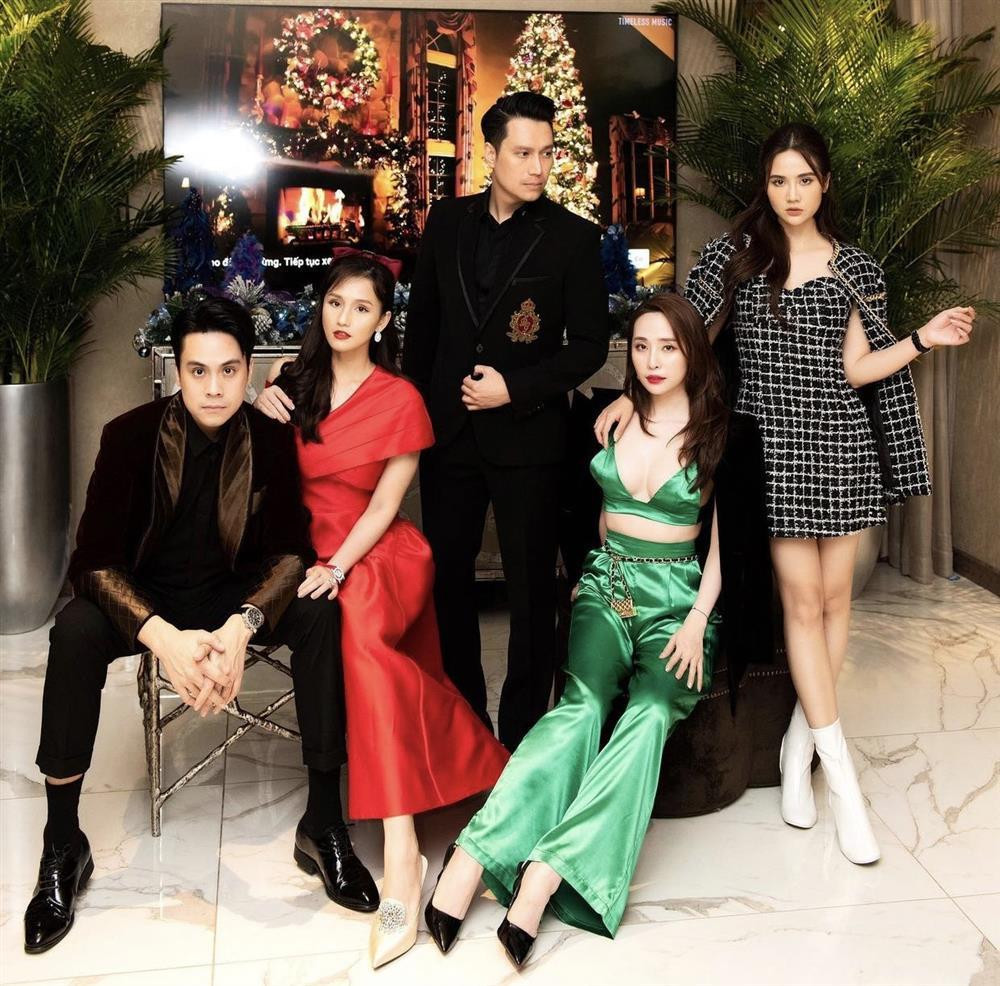 br/> Gần tới ngày Noel, các sao Việt đều rục rịch trang hoàng nhà cửa để rủ rê hội bạn tới nhà. Lã Thanh Huyền mới đây cũng gây chú ý khi tổ chức tiệc Noel siêu hoành tráng tại gia với sự góp mặt của hội bạn thân quen, trong đó không thể thiếu cặp đôi Việt Anh - Quỳnh Nga. Cùng lên đồ lồng lộn nhưng gây chú ý nhất không phải chủ tiệc Lã Thanh Huyền mà lại là "tình tin đồn" Việt Anh với diện mạo sexy hết nấc.