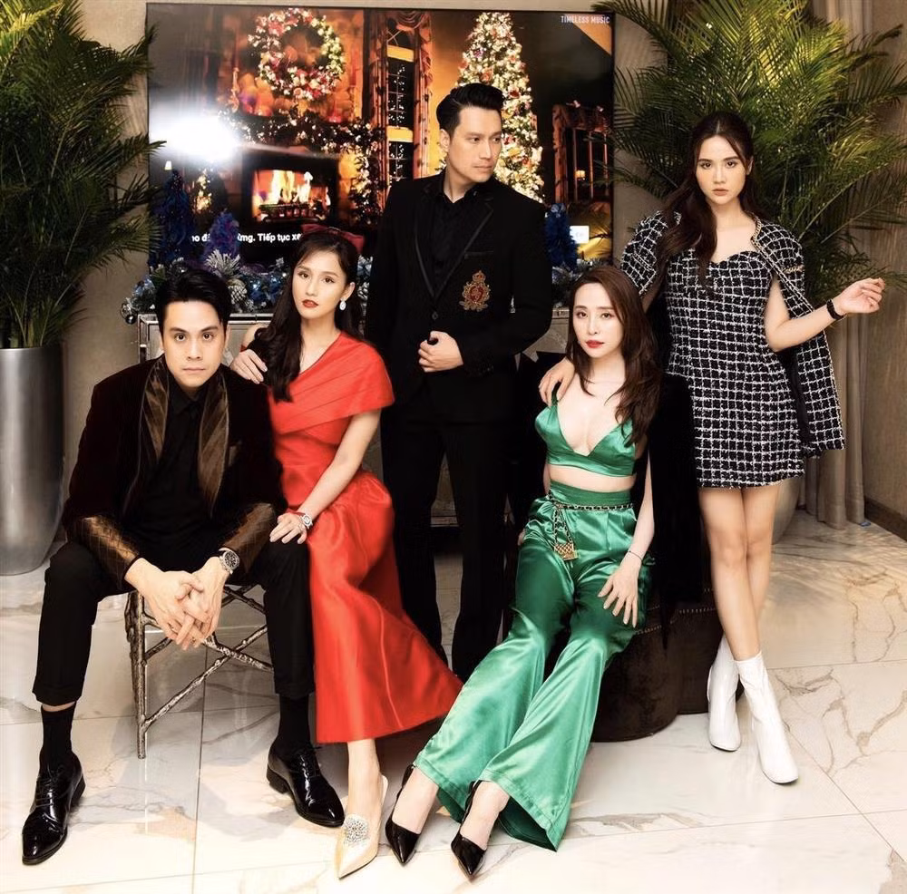 br/> Gần tới ngày Noel, các sao Việt đều rục rịch trang hoàng nhà cửa để rủ rê hội bạn tới nhà. Lã Thanh Huyền mới đây cũng gây chú ý khi tổ chức tiệc Noel siêu hoành tráng tại gia với sự góp mặt của hội bạn thân quen, trong đó không thể thiếu cặp đôi Việt Anh - Quỳnh Nga. Cùng lên đồ lồng lộn nhưng gây chú ý nhất không phải chủ tiệc Lã Thanh Huyền mà lại là "tình tin đồn" Việt Anh với diện mạo sexy hết nấc.