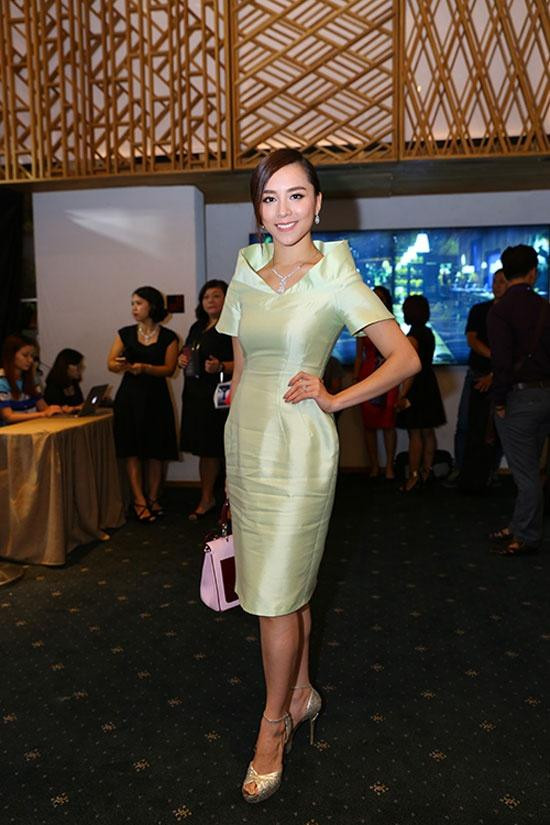 Chất liệu vừa bóng, vừa nhàu của bộ trang phục đã đánh tụt sự duyên dáng của Dương Trương Thiên Lý xuống âm điểm.