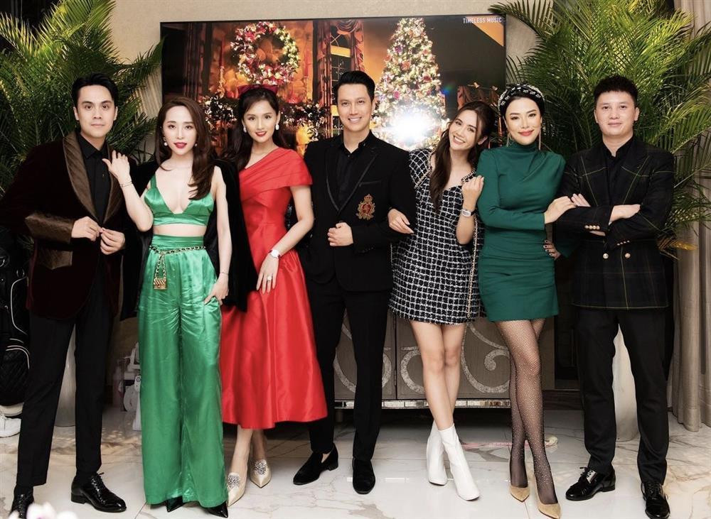 Chất lụa bóng vốn đã dễ nhăn khi ngồi lại cộng thêm ánh đèn phản chiếu khiến chiếc quần nhàu nhĩ của Quỳnh Nga càng "tỏa sáng" trong khung hình.