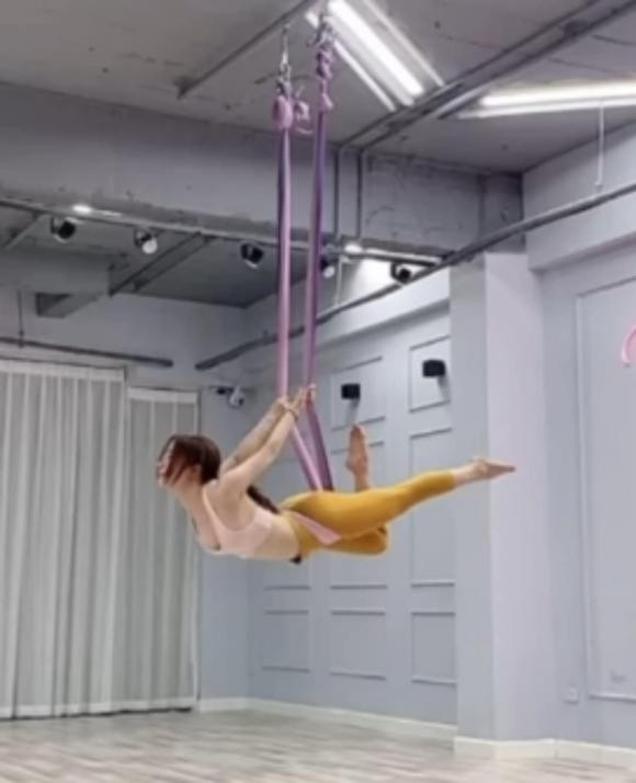 Nói đâu cho xa, chỉ mới cách đây ít phút, trên trang Facebook cá nhân, nữ diễn viên lại một lần nữa khiến netizen "đứng ngồi không yên" vì loạt khoảnh khắc siêu "nóng mắt".