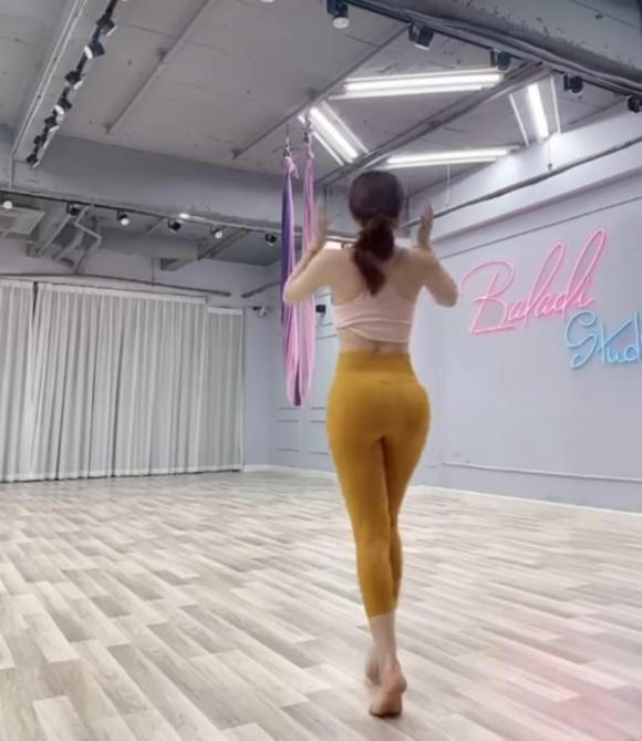 br/> Có thể thấy, nhờ việc chăm chỉ luyện tập và có chế độ ăn uống cực kì khoa học nên Quỳnh Nga đã sở hữu được body chuẩn chỉnh khiến nhiều người ghen tị ở tuổi 32.