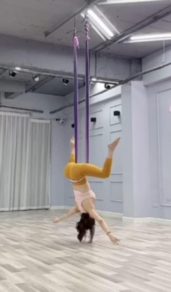 Cụ thể, trong khi đu dây để rèn luyện sự dẻo dai cho cơ thể, Quỳnh Nga đã liên tục tạo những dáng phô trọn vòng 3 "lồ lộ" qua chiếc quần bó sát. Bên cạnh đó, đường cong đẹp nức nở của cô nàng cũng làm nhiều người phải xuýt xoa.