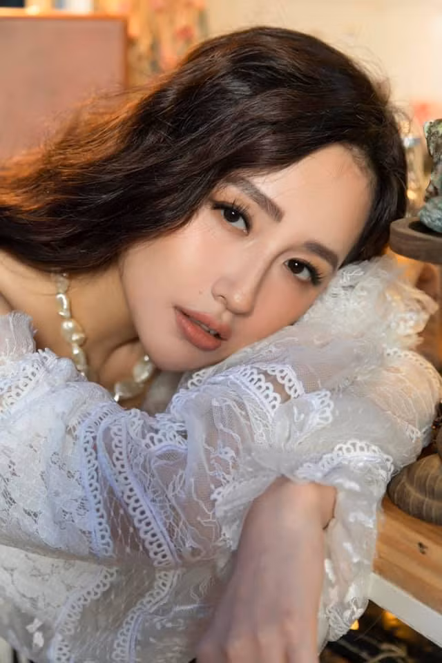 Hoa hậu Việt Nam 2006 cũng thường xuyên cập nhật hình ảnh mới của mình trên trang cá nhân. Thậm chí, cô đăng nhiều bộ hình sexy táo bạo, gây ý kiến trái chiều.