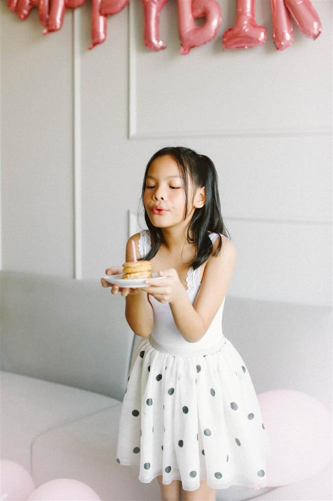 br/> Mới đây, Phạm Quỳnh Anh đăng loạt ảnh tiệc sinh nhật 10 tuổi của ái nữ Tuệ Lâm trên trang cá nhân. Bữa tiệc của con gái nữ ca sĩ được tổ chức ấm cúng tại gia, với sự góp mặt đông đủ của gia đình.