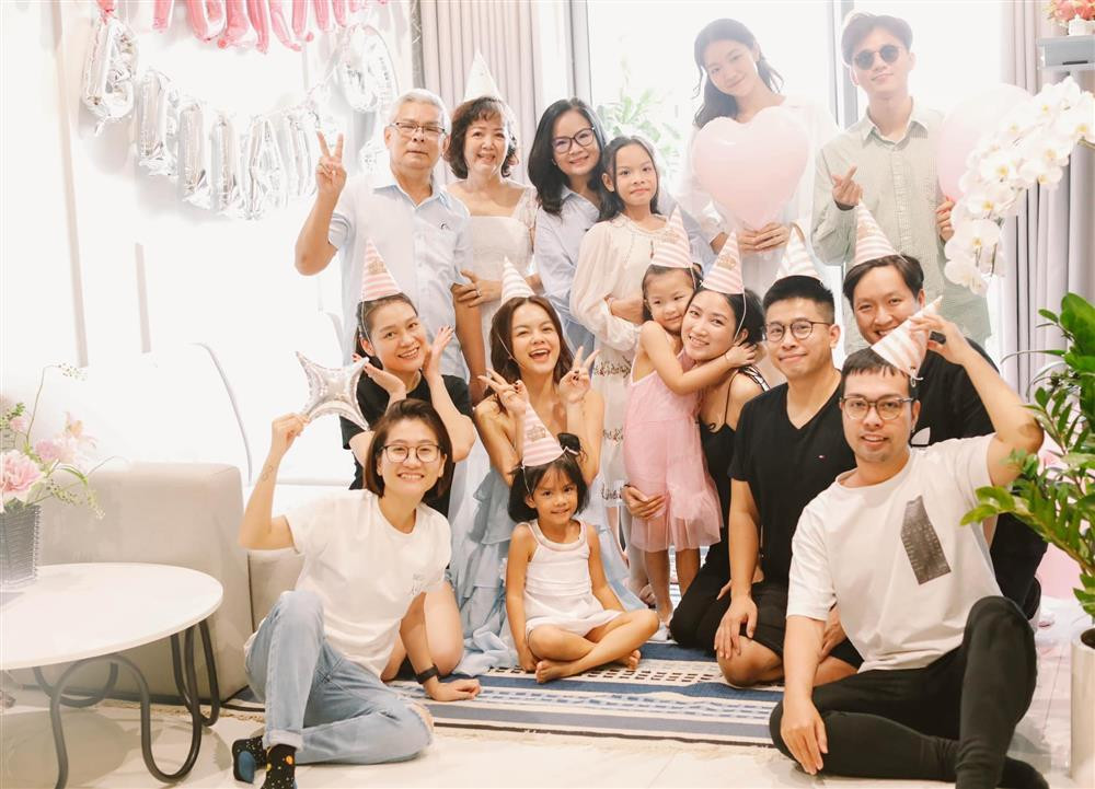 Tuy nhiên, thu hút sự chú ý là cuộc hội ngộ của Phạm Quỳnh Anh và chồng cũ Quang Huy. Xuất hiện trong tiệc sinh nhật con gái, ông bầu tiếp tục khiến nhiều người bất ngờ với ngoại hình lạ lẫm.