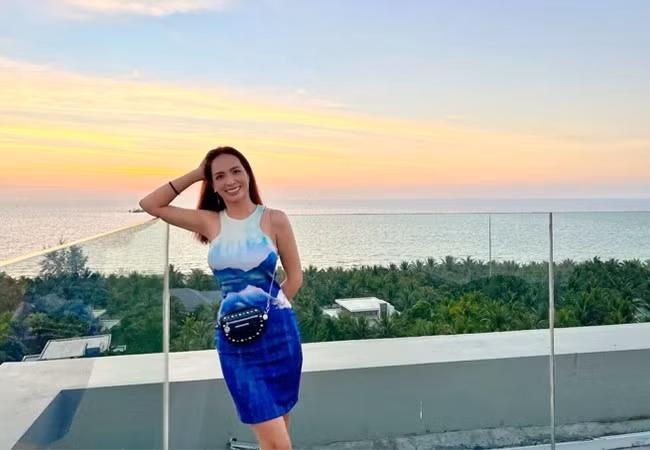 Thúy Hạnh thả dáng bên ban công khu resort có view ngắm biển Phú Quốc.