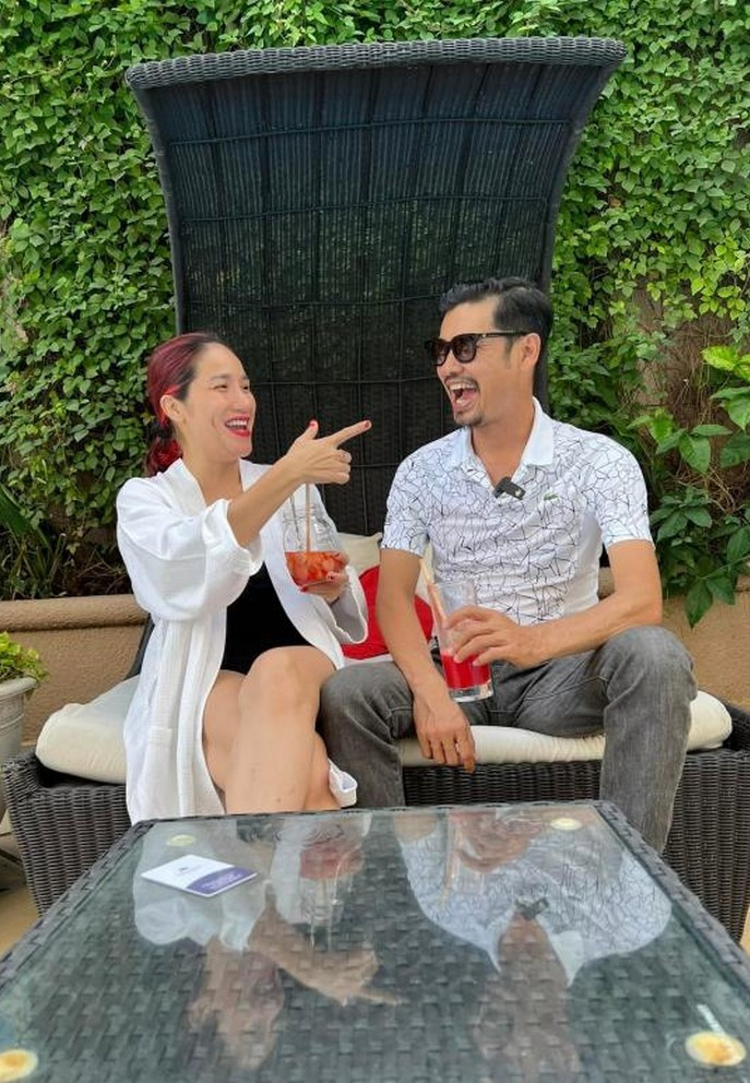 Đôi bạn thân Cát Tường - Tiết Cương rủ nhau uống cà phê tâm tình những ngày cuối năm.