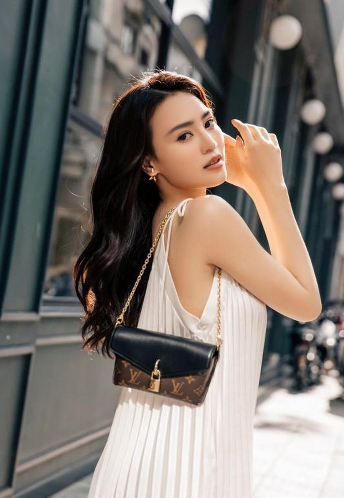 Ninh Dương Lan Ngọc hóa nàng thơ khi dạo phố cùng bạn bè.