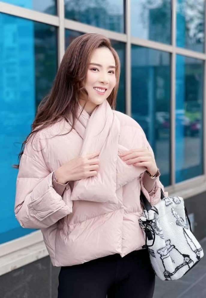 MC Mai Ngọc giữ ấm cơ thể khi ra ngoài vào những ngày mùa đông.