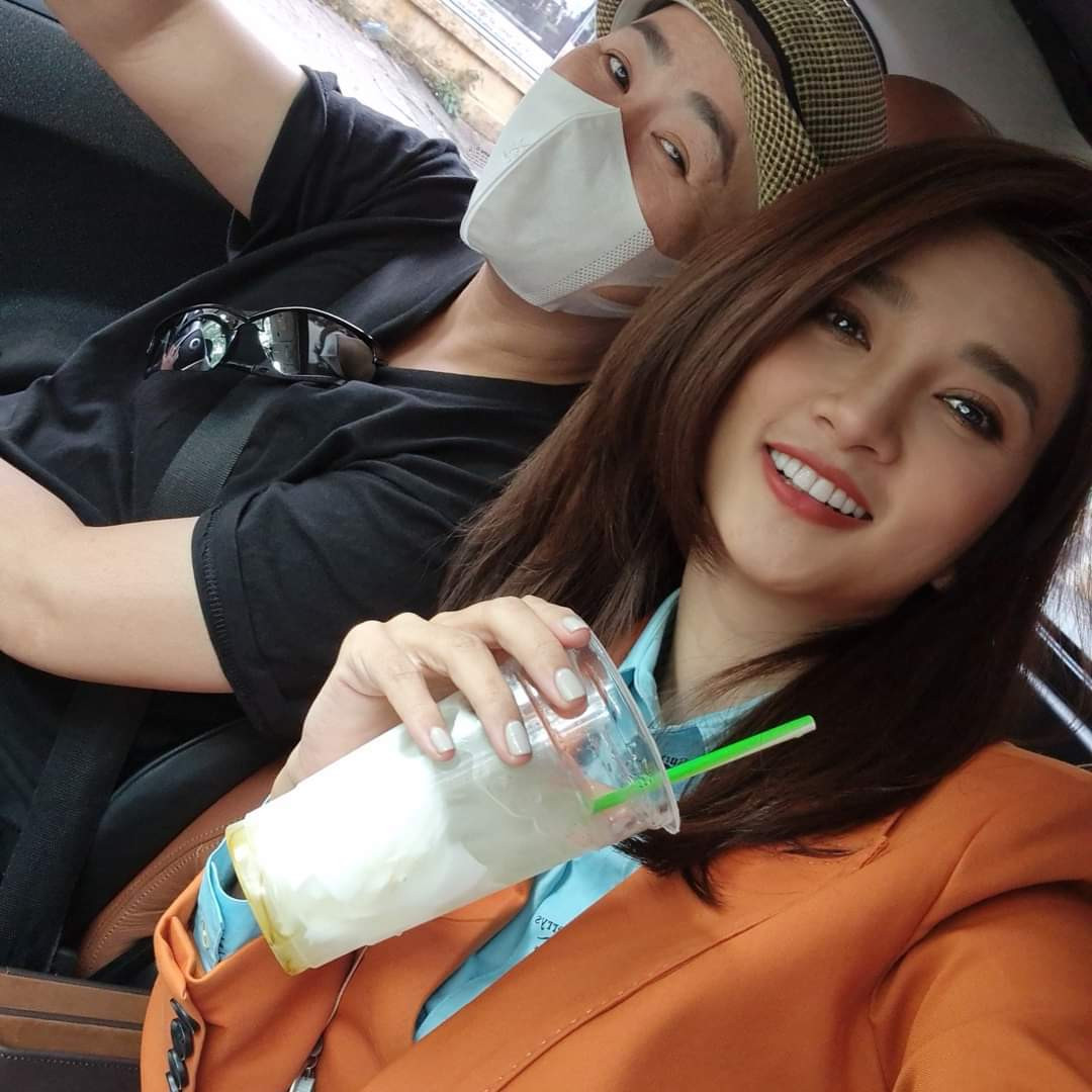 Diễn viên Kim Tuyến rạng rỡ đi quay hình.