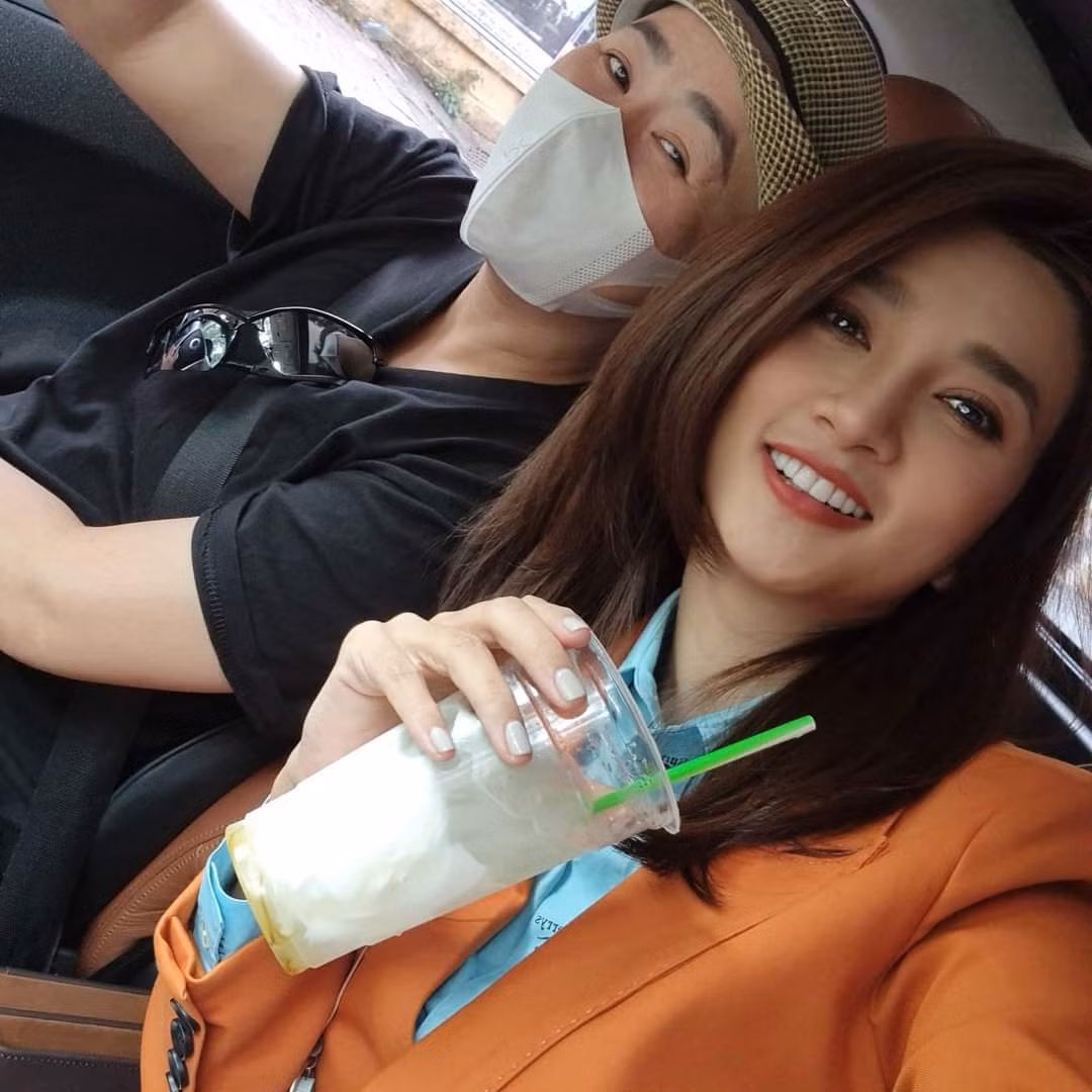 Diễn viên Kim Tuyến rạng rỡ đi quay hình.