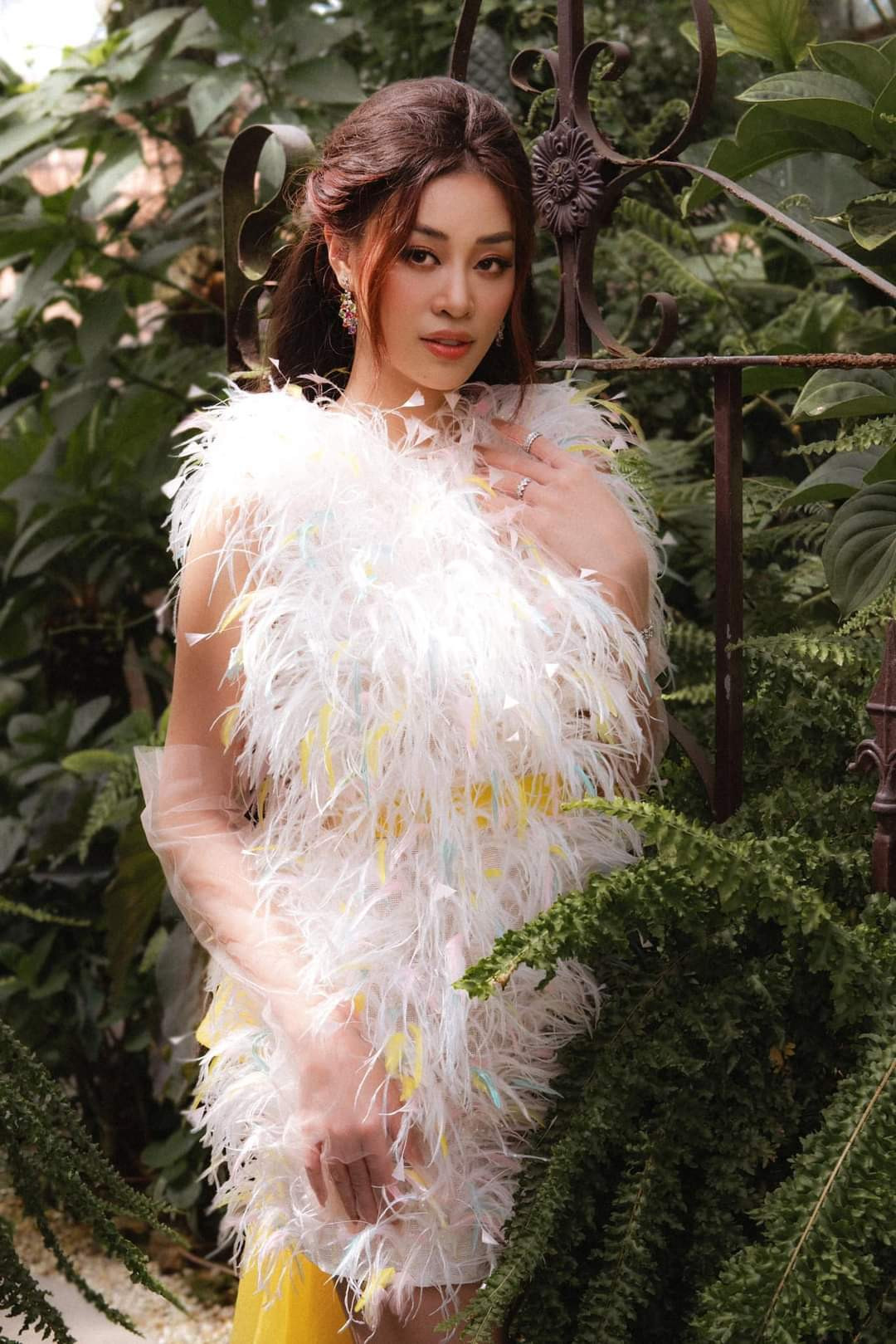 Khánh Vân hoá nàng công chúa mộng mơ.