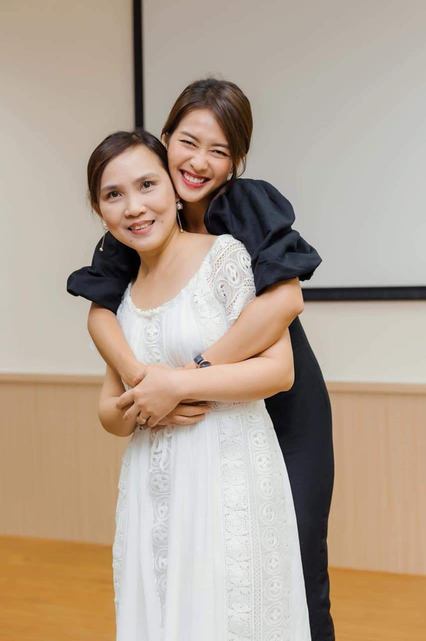 Khả Ngân rạng ngời bên diễn viên Anh Thơ.