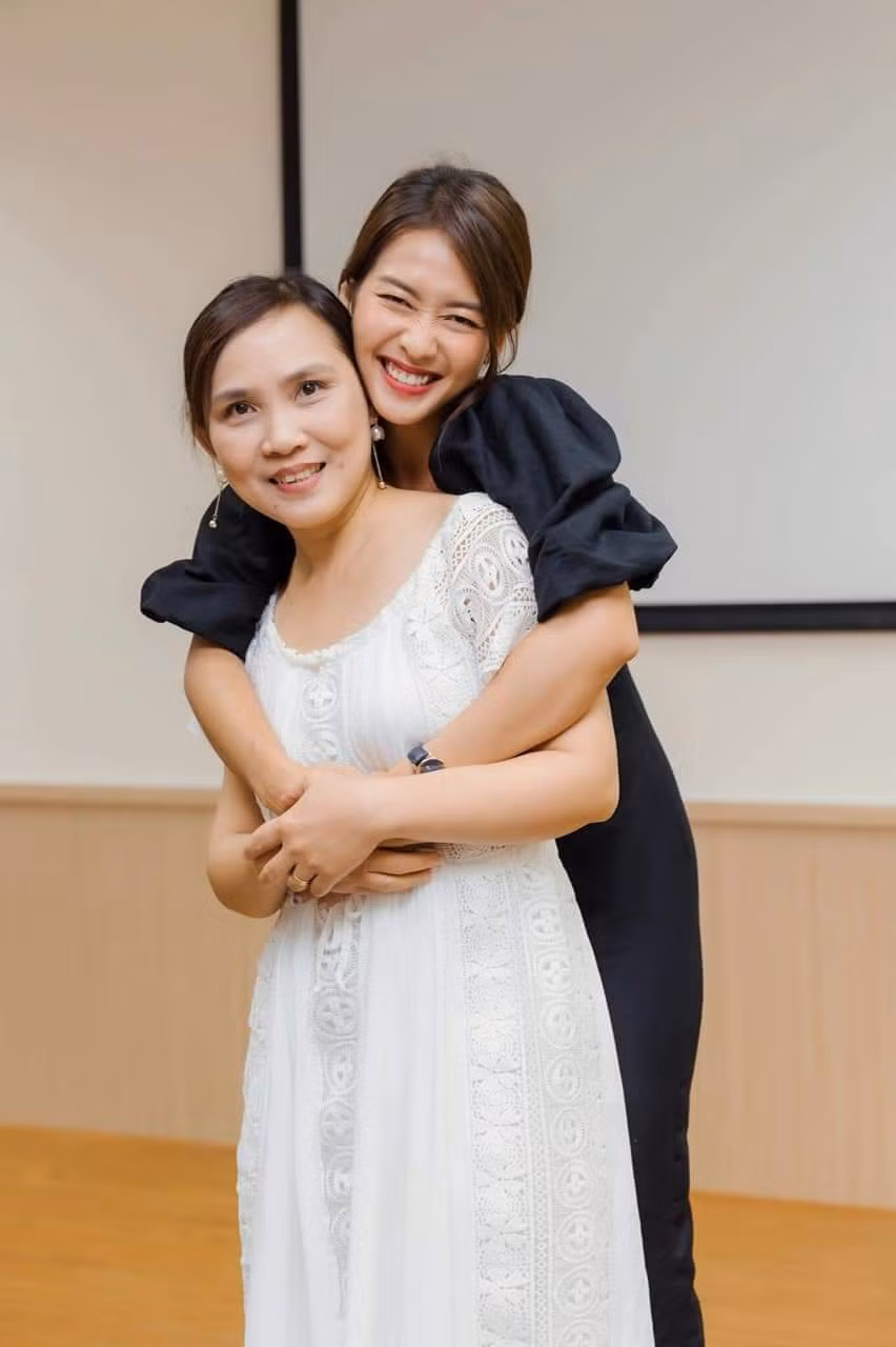 Khả Ngân rạng ngời bên diễn viên Anh Thơ.