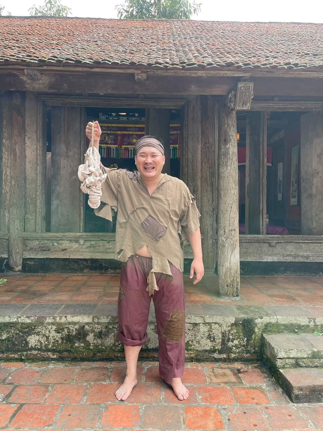 Diễn viên Lưu Mạnh Dũng với tạo hình vai diễn trong phim hài Tết sắp ra mắt.