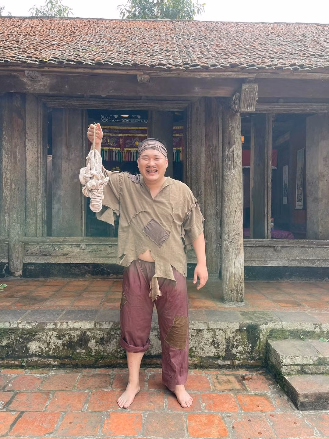 Diễn viên Lưu Mạnh Dũng với tạo hình vai diễn trong phim hài Tết sắp ra mắt.