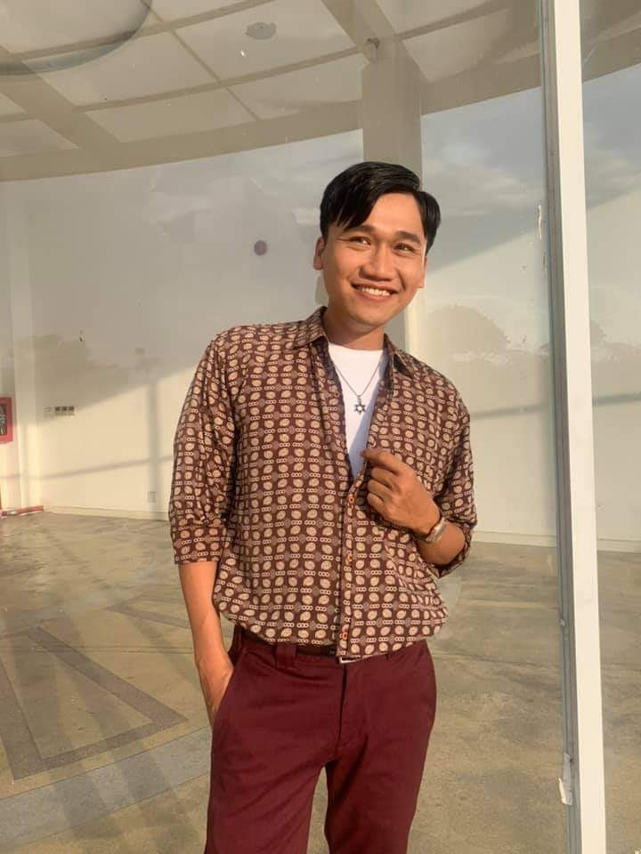 "Biết nấu cơm. Biết rửa chén. Biết lau nhà. Biết lãng mạn. Biết hài hước. Biết massa. Biết ...nhiều thứ khác... Cái gì cũng biết, chỉ không biết tại sao ế", diễn viên Xuân Nghị hài hước hỏi bạn bè trên trang cá nhân.