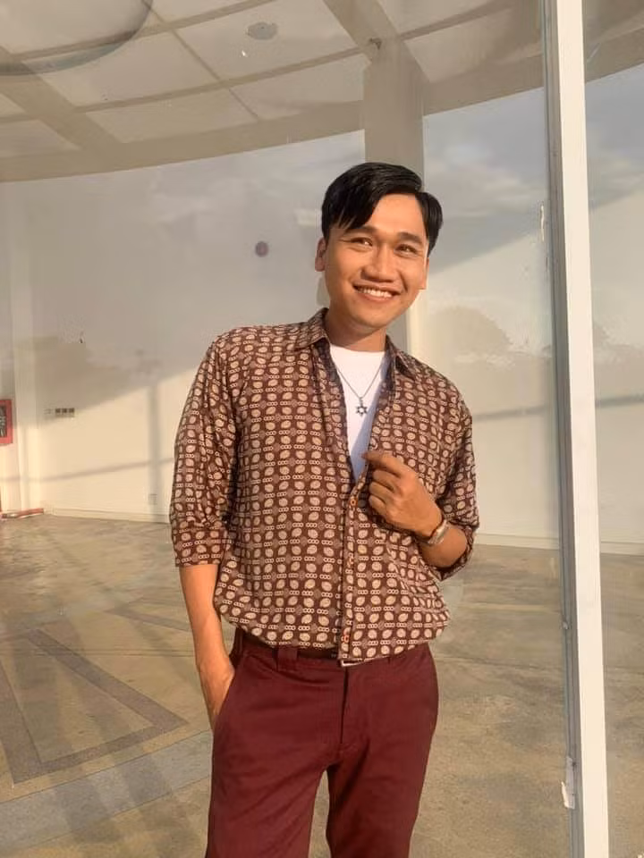 "Biết nấu cơm. Biết rửa chén. Biết lau nhà. Biết lãng mạn. Biết hài hước. Biết massa. Biết ...nhiều thứ khác... Cái gì cũng biết, chỉ không biết tại sao ế", diễn viên Xuân Nghị hài hước hỏi bạn bè trên trang cá nhân.