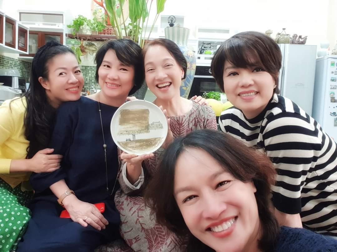 NSƯT Ngọc Huyền cùng nhóm bạn thân hội ngộ tại nhà NSND Lê Khanh.