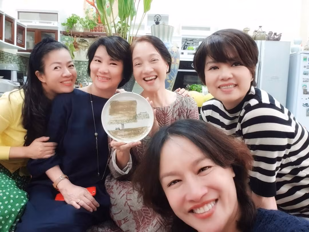 NSƯT Ngọc Huyền cùng nhóm bạn thân hội ngộ tại nhà NSND Lê Khanh.