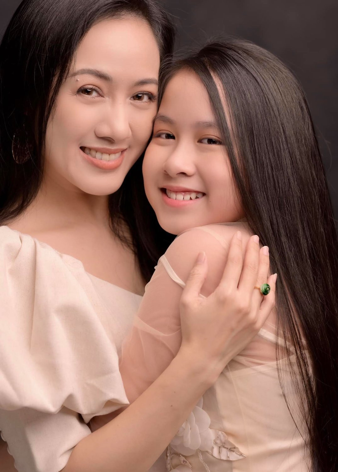  BTV Hoài Anh khoe con gái xinh đẹp kèm theo những vần thơ: "Mẹ ơi mẹ có thích/Mùi hương thơm ngọt ngào/Hoa như nụ cười mẹ/Thật là đẹp làm sao/Mẹ ôm em cười bảo/Hoa nào cũng nồng nàn/Nhưng mà em của mẹ/Hoa đẹp nhất trần gian".