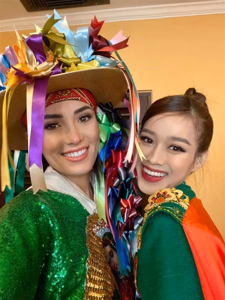 Trước mắt, cô đã lọt vào top 27 phần thi Tài Năng, cũng như vừa hoàn thành khá tốt phần thi Head To Head Challenge - Đối Đầu.