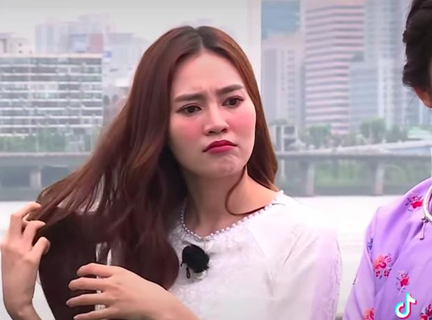 Chắc hẳn cú ngã của Ninh Dương Lan Ngọc phải mạnh lắm nên mới rơi cả tóc nối ra như vậy!