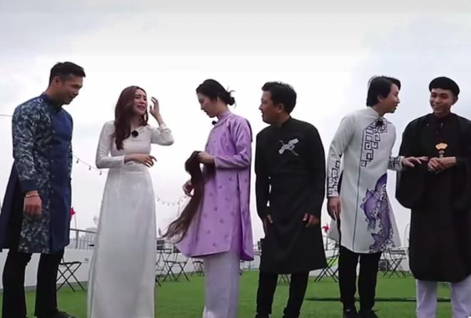 Tuy nhiên, cảnh gây "kinh hãi" nhất là khi mảng tóc sau đầu nữ diễn viên tự tuột ra và chỉ được phát hiện bởi Thuý Ngân. Hoá ra Lan Ngọc sử dụng tóc nối kẹp để làm dày và dài tóc, tạo hiệu ứng mái tóc dài bồng bềnh tự nhiên và hoàn thiện vẻ ngoài thanh lịch trong tà áo dài truyền thống.