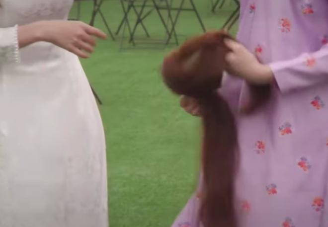 ân tình phát hoảng khi nhìn mớ tóc "creepy" trên tay Thuý Ngân.