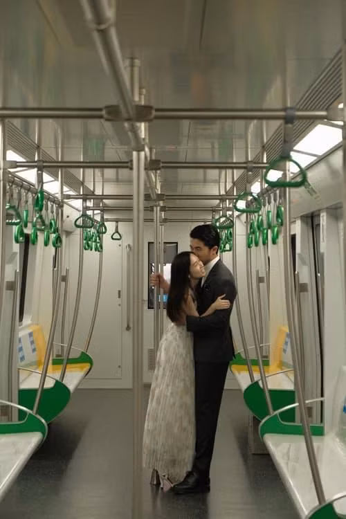 Bộ ảnh cưới của Bảo Linh - Quang Đức đẹp như một thước phim điện ảnh, không màu mè hay theo khuôn mẫu như thường thấy nhưng vẫn đủ thấy được sự hạnh phúc của đôi uyên ương.