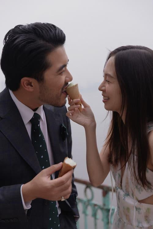 Con gái Xuân Hinh và người bạn đời chụp ảnh ở những địa điểm nổi tiếng ở Hà Nội. 