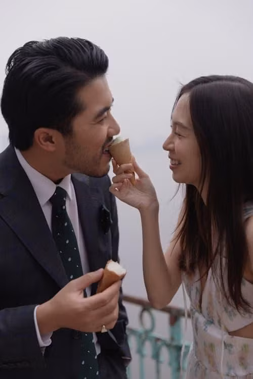 Con gái Xuân Hinh và người bạn đời chụp ảnh ở những địa điểm nổi tiếng ở Hà Nội. 