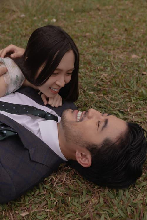 Không diện váy cưới bồng xòe, cồng kềnh, con gái Xuân Hinh mặc trang phục đơn giản, tiện di chuyển khi chụp hình ngoại cảnh. Bởi cả hai đều muốn ảnh cưới của mình như một cuộc dạo chơi, ưu tiên cảm xúc tự nhiên nhất.