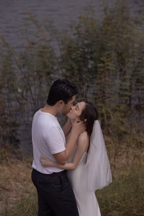  Mới đây, trọn bộ ảnh cưới của con gái Xuân Hinh cũng được người trong cuộc hé lộ. Con rể của "Vua hài đất Bắc" cho biết đã thực hiện bộ ảnh cưới trong hai ngày. 