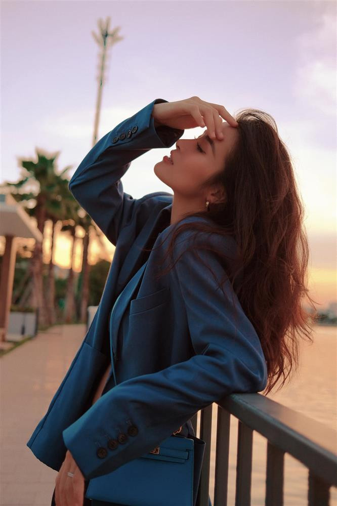 Kèm theo bức ảnh, nữ ca sĩ ẩn ý nhắc khéo chuẩn bị đến ngày sinh nhật của mình: "Tới tháng của mình rồi nên quét bụi ngôi nhà này tí". Cô chọn cho mình trang phục đơn giản nhưng sang trọng, điểm nhấn là áo khoác blazer màu xanh khiến cho Đông Nhi thêm phần nổi bật.