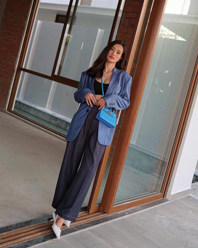 Bà xã Ông Cao Thắng còn khoe khéo chiếc túi hiệu hàng hiếm, không phải có tiền là mua được. Cô phối ton sur ton với trang phục bằng chiếc túi xách Hermès Blue Zanzibar Epsom Sellier Kelly 28 đắt đỏ, đang được giới mô điệu thế giới săn lùng.