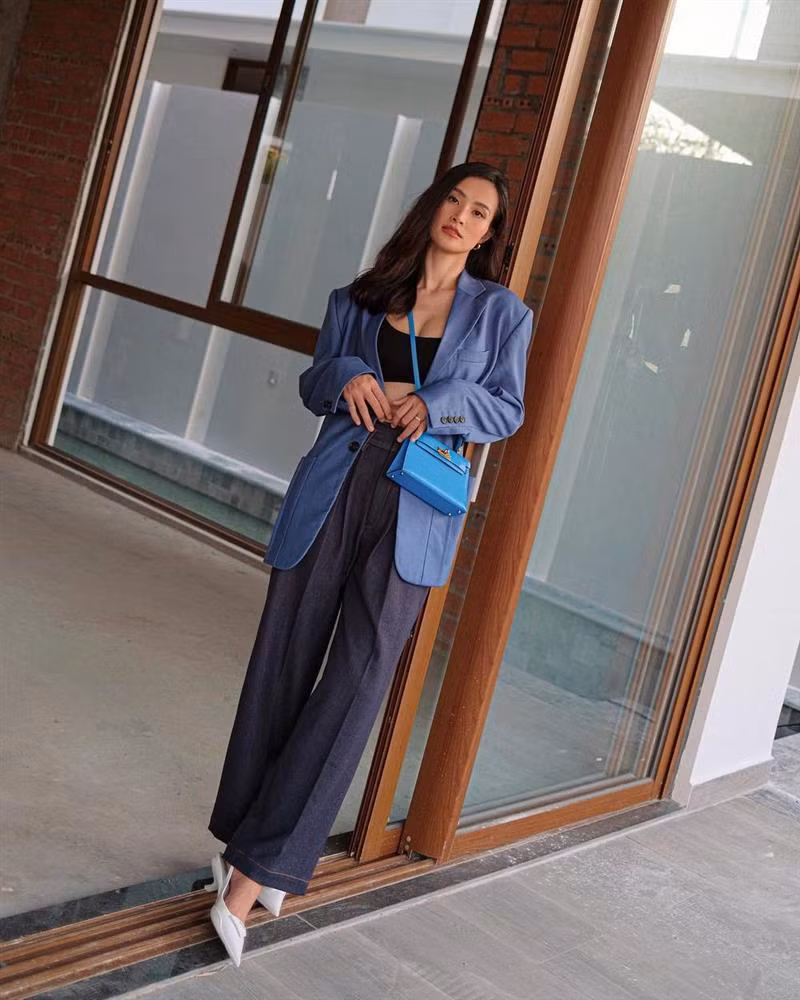 Bà xã Ông Cao Thắng còn khoe khéo chiếc túi hiệu hàng hiếm, không phải có tiền là mua được. Cô phối ton sur ton với trang phục bằng chiếc túi xách Hermès Blue Zanzibar Epsom Sellier Kelly 28 đắt đỏ, đang được giới mô điệu thế giới săn lùng.