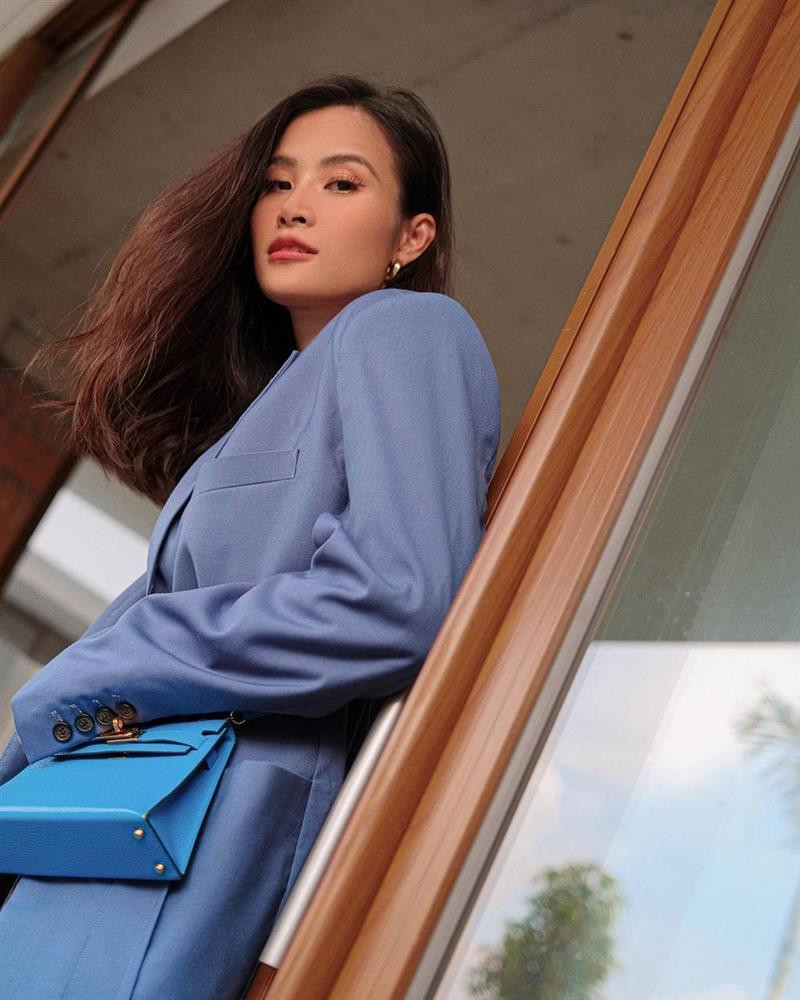 Chiếc túi của Đông Nhi có giá "sương sương" 19.000 USD (khoảng 432 triệu đồng). Bên cạnh đó, người hâm mộ cũng nhận ra đây là căn hộ sang chảnh mà vợ chồng Đông Nhi mới tậu. Một netizen còn lên tiếng chúc mừng Đông Nhi có nhà mới.