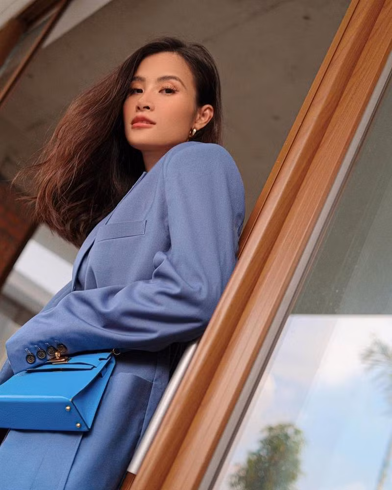 Chiếc túi của Đông Nhi có giá "sương sương" 19.000 USD (khoảng 432 triệu đồng). Bên cạnh đó, người hâm mộ cũng nhận ra đây là căn hộ sang chảnh mà vợ chồng Đông Nhi mới tậu. Một netizen còn lên tiếng chúc mừng Đông Nhi có nhà mới.