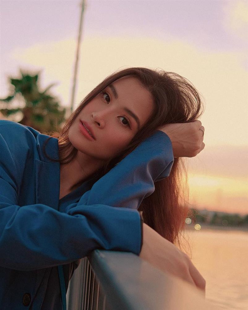 br/> Vừa qua trên trang Facebook cá nhân, Đông Nhi gây chú ý khi khoe hàng loạt ảnh mới đẹp và thần thái khỏi bàn. Bà xã Ông Cao Thắng lên đồ chất lừ như tổng tài, khoe khéo được vòng 1 nóng bỏng và vòng eo săn chắc.