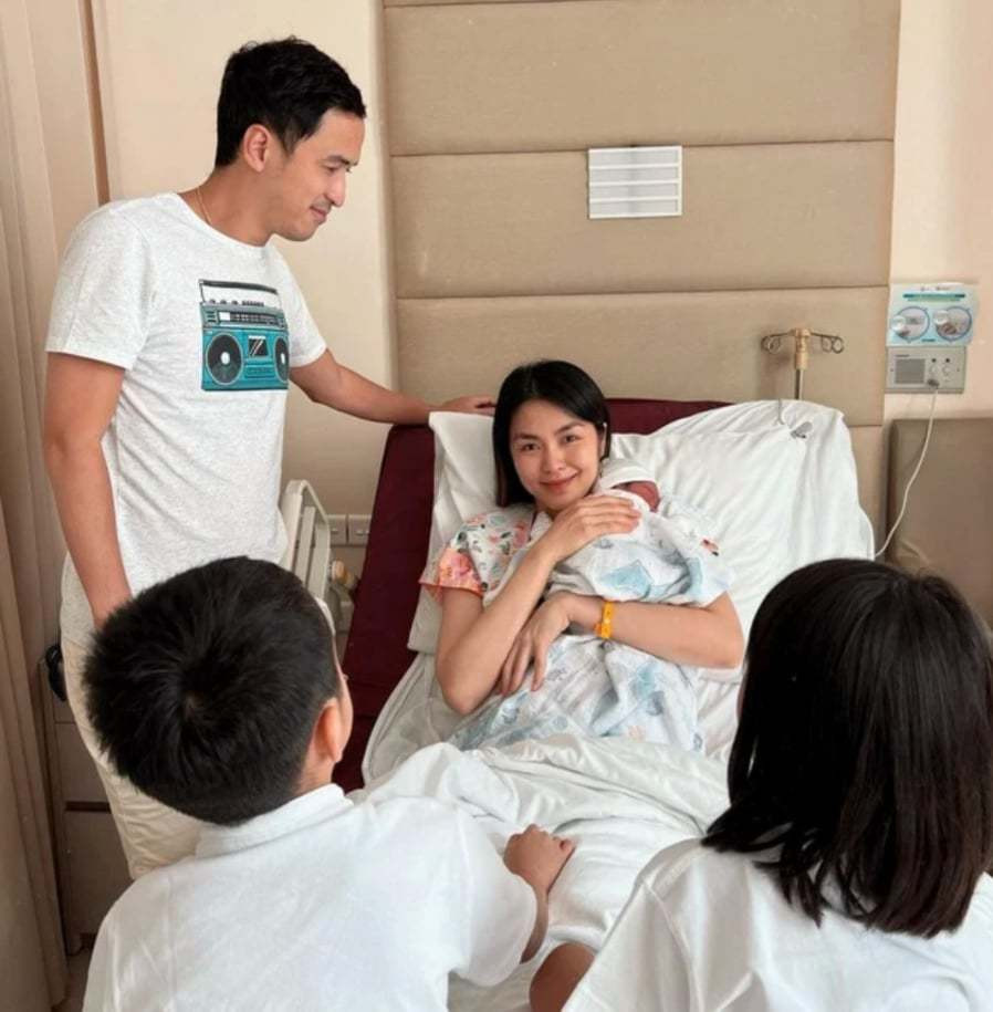 Diễn viên Tăng Thanh Hà đăng ảnh cả gia đình quây quần đón em bé thứ ba trên trang cá nhân, chiều 13/12.