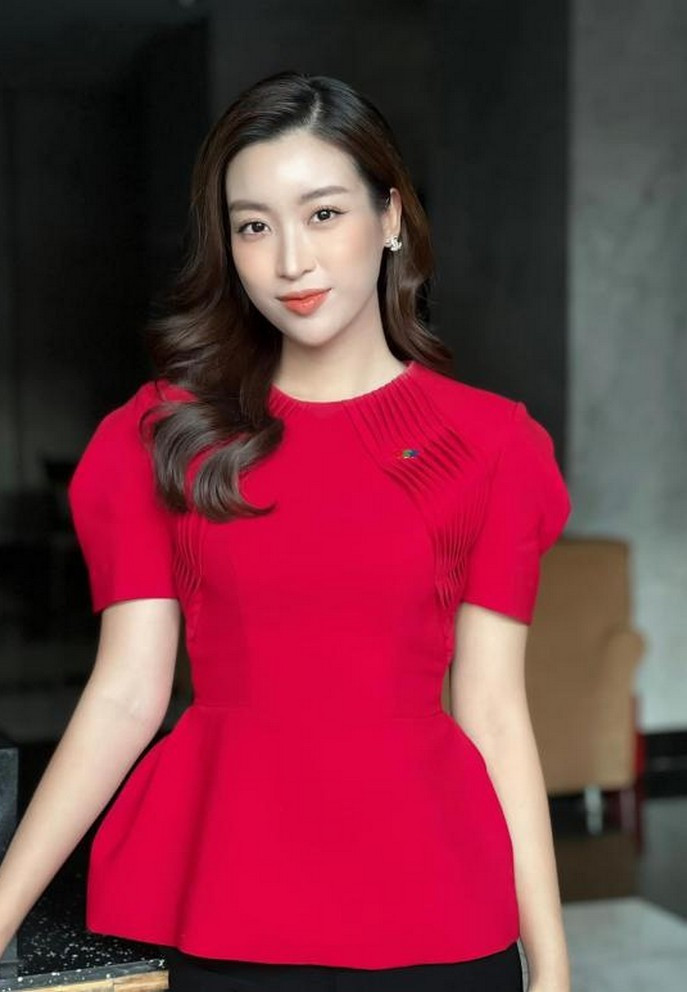 Hoa hậu Đỗ Mỹ Linh nổi bật trước giờ lên sóng dẫn VTV6.