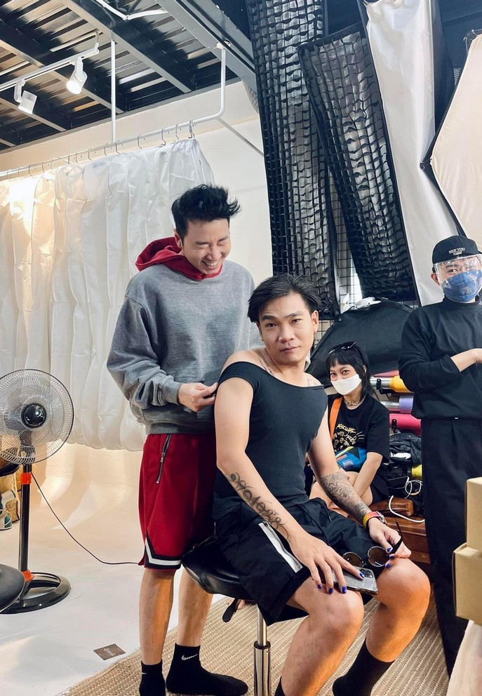 Karik khoe ảnh dìm hàng Wowy phía sau hậu trường 'Rap Việt'.