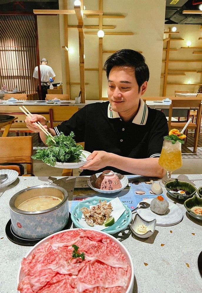 Quang Vinh trêu chọc bạn bè và fan khi đăng ảnh đồ ăn vào tối muộn.